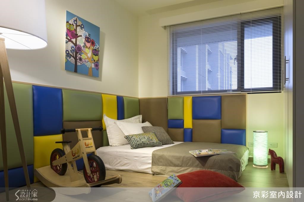 小孩房中以彩色繃皮佈置牆面,兼顧孩童的安全,也讓視覺趣味性十足 小孩房中以彩色繃皮佈置牆面,兼顧孩童的安全,也讓視覺趣味性十足