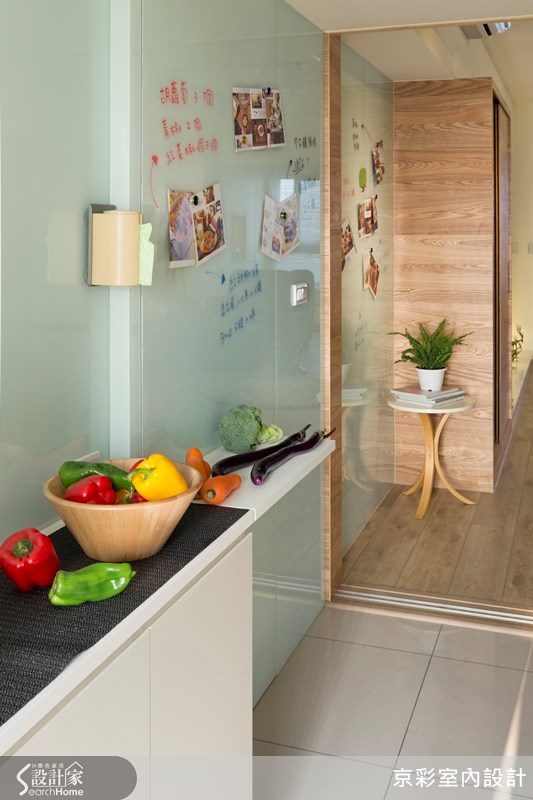 以烤漆玻璃做為廚房旁的壁面,可以隨手記下食譜、留言或是貼滿照片記錄生活。創意塗鴉就可以讓牆面顯得活潑有趣。 以烤漆玻璃做為廚房旁的壁面,可以隨手記下食譜、留言或是貼滿照片記錄生活。創意塗鴉就可以讓牆面顯得活潑有趣。