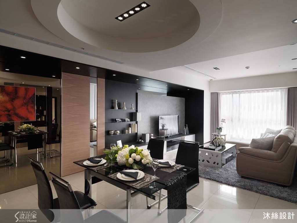 圓形天花造型搭配方形餐桌，寓意中式「天圓地方」的圓融意象。