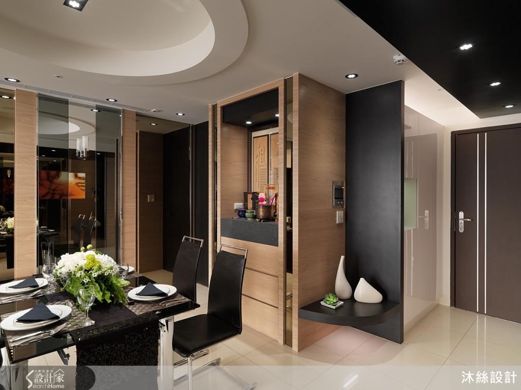 佛龕的設計施工，搭配清淺的材質、顏色，再運用黑色及比例上的搭配，成為設計上的焦點所在。