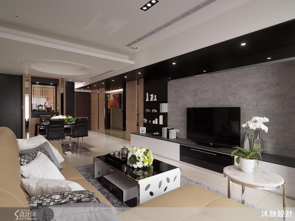 利用天然石材成為主牆檯面表情，並以美耐板仿效清水模混擬土作為背景，側邊透過不鏽鋼規劃為展示層架，傾注輕盈旨趣。