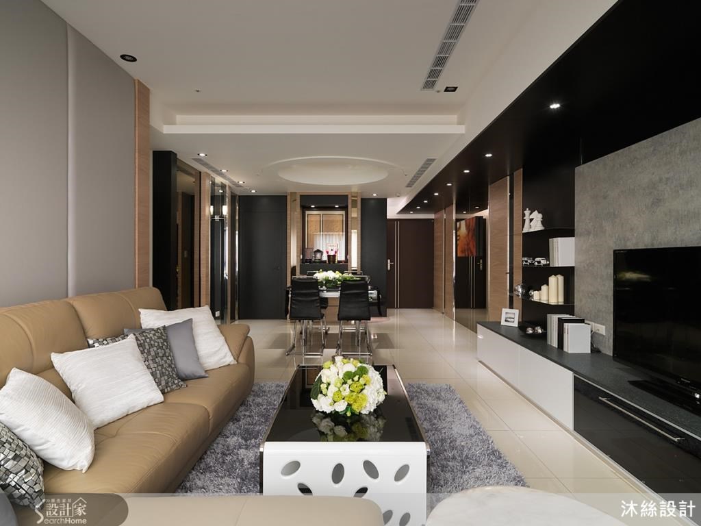 用灰、黑、白的顏色、比例安排，將機能最隱匿式的設計，並融入於媒材當中，維繫立面的和諧美感，挹注生活靜謐的溫度。