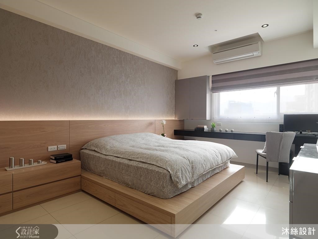 主臥空間利用間接燈光的安排，成為主牆層次的表現，整體顏色、比例承襲廳區，挹注現代俐落個性。