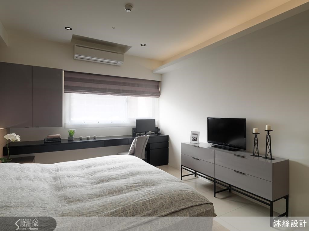 主臥主牆的規劃上透過簡單的線條、中性色彩，鋪述優質的休憩氛圍。