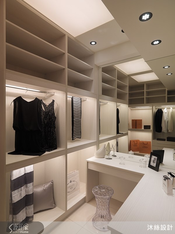 以「精品式概念」打造更衣室空間，規劃開放式櫃體以及梳妝區域，滿足屋主夫妻對於精緻生活細節的要求。