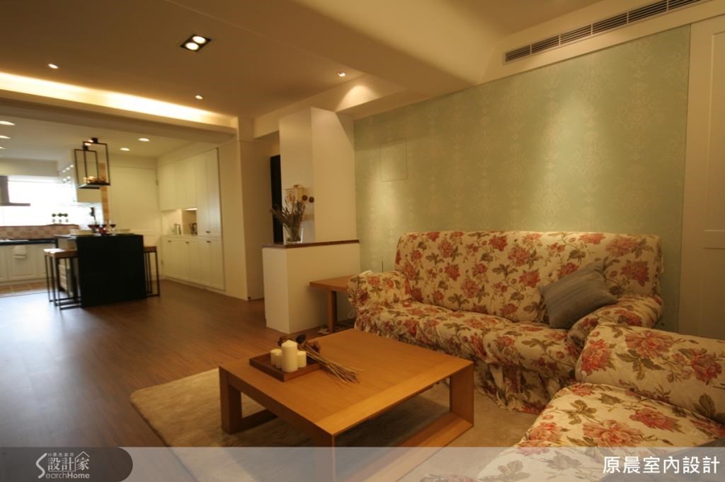 客廳搭配帶有鄉村風特色的玫瑰碎花沙發，木地板則讓人感到溫暖、愜意放鬆。