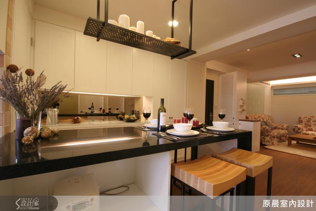 吧檯上方規劃懸掛吊檯，可愛造型的蠟燭也成為空間的主題。