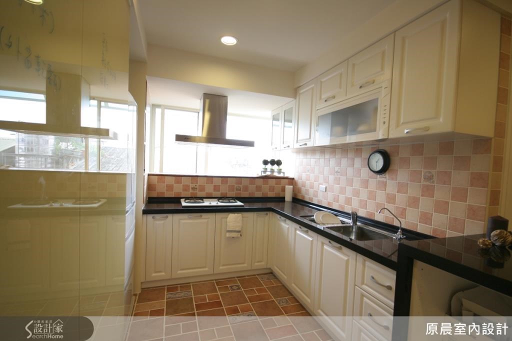 白色餐櫃在馬賽克拼貼磚的映襯下，以復古地磚塑造溫暖的氛圍，展現樸素的鄉村氣息。