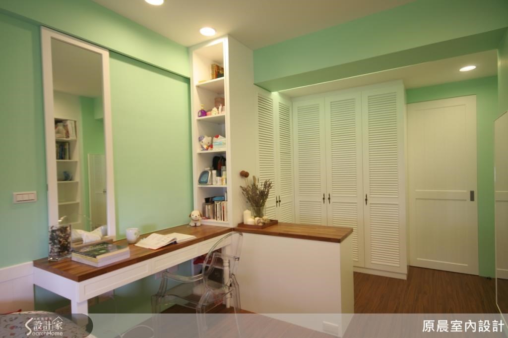 清爽的蘋果綠牆面搭配白色櫃體，讓人感到耳目一新！