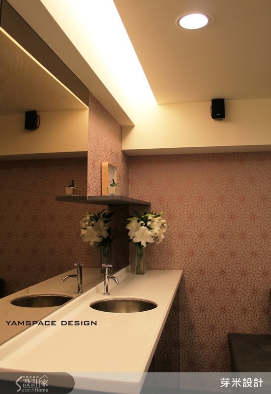 小吧台機能性十足，下方藏著小冰箱，鏡面牆帶來雙倍的空間感。