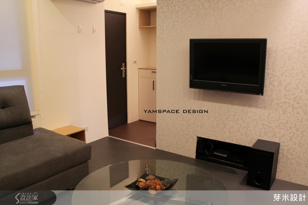 黑白對比從玄關延伸入內，營造清爽視覺，內嵌電視櫃巧妙消除雜亂。