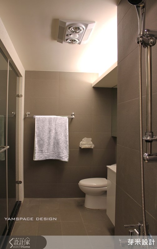 浴室利用板岩磚營造類似和風的寧靜氛圍。