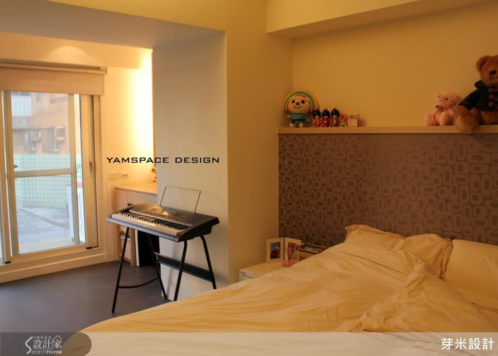 臥室床頭利用精緻木作避開上樑，大面落地窗增加室內通風及採光。