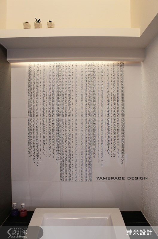 挑選具有設計感的磁磚排列，為浴室帶來活潑氣息。