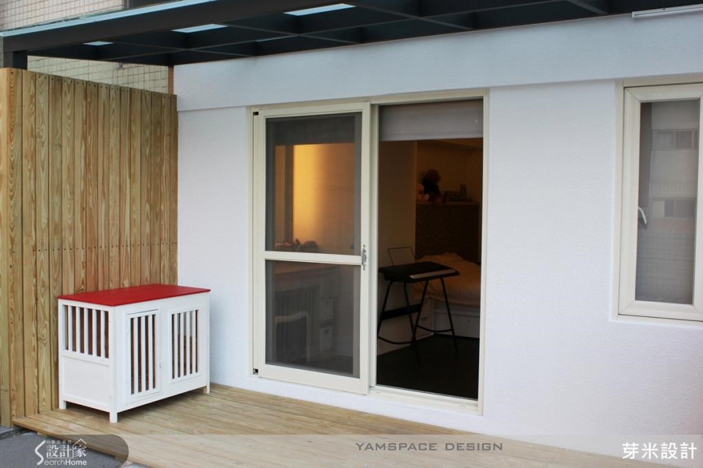 陽台採用南方松鋪設地板，讓室外連結室內空間之時，美觀又堅固，也是屋主愛犬的活動空間。