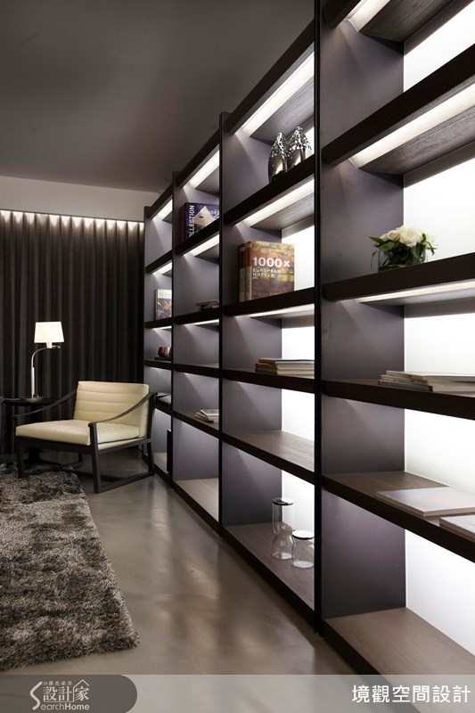 陳列架預備給屋主放置各式各樣的公仔，陳列架裡藏著白幟燈，在燈光的投射下，放置的任何物品都有如藝廊般的質感