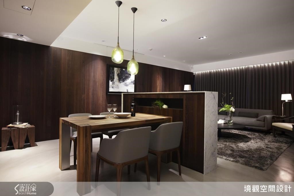 電視牆後方就是餐廳區，同樣的木質桌面與電視牆有了整體性，一面牆兩面情，只需轉身，空間的氛圍馬上有不同的感覺。