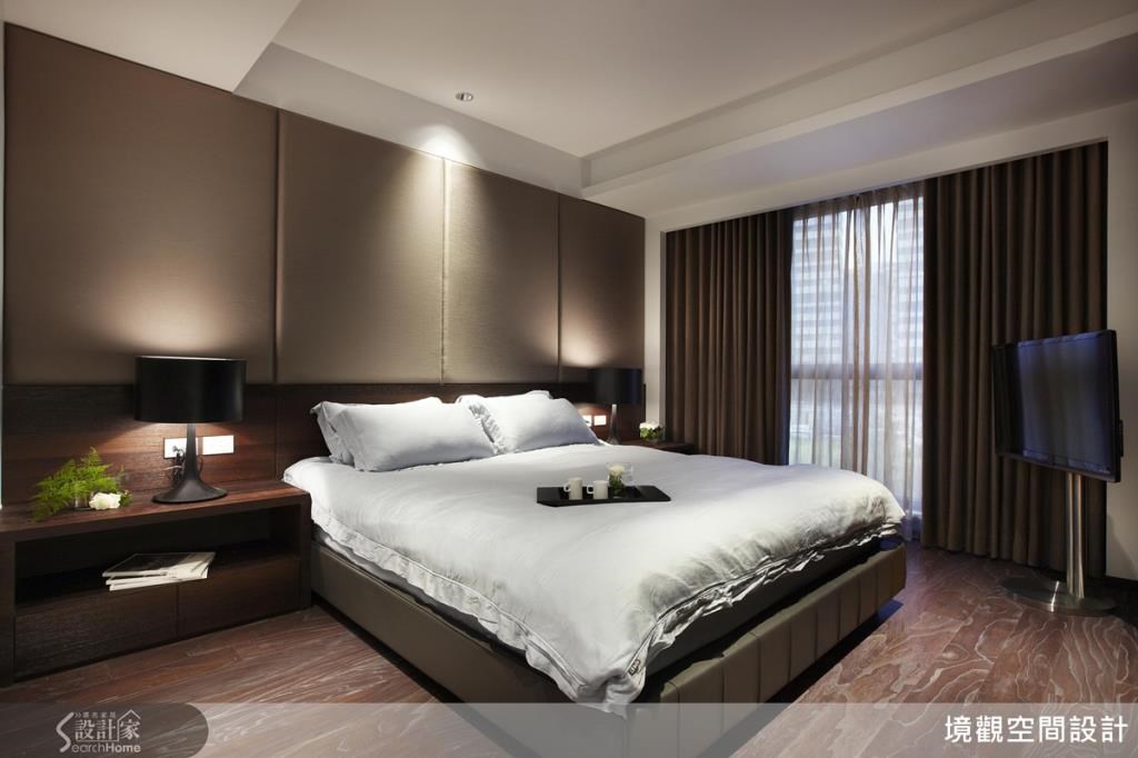 為了呼應客廳電視擺放的創意型式，臥室內的電視機是一個從地而起的側放電視架，優雅的金屬光澤讓以木色為主的空間內，多了些許的時尚風采。