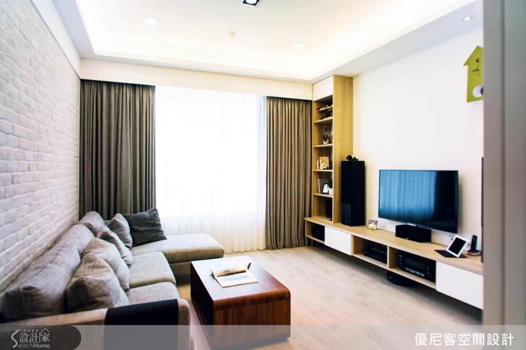採光良好的客廳空間,搭配簡約的北歐風設計及質樸的文化石牆面,呈現溫馨舒適的居家風格。 採光良好的客廳空間,搭配簡約的北歐風設計及質樸的文化石牆面,呈現溫馨舒適的居家風格。