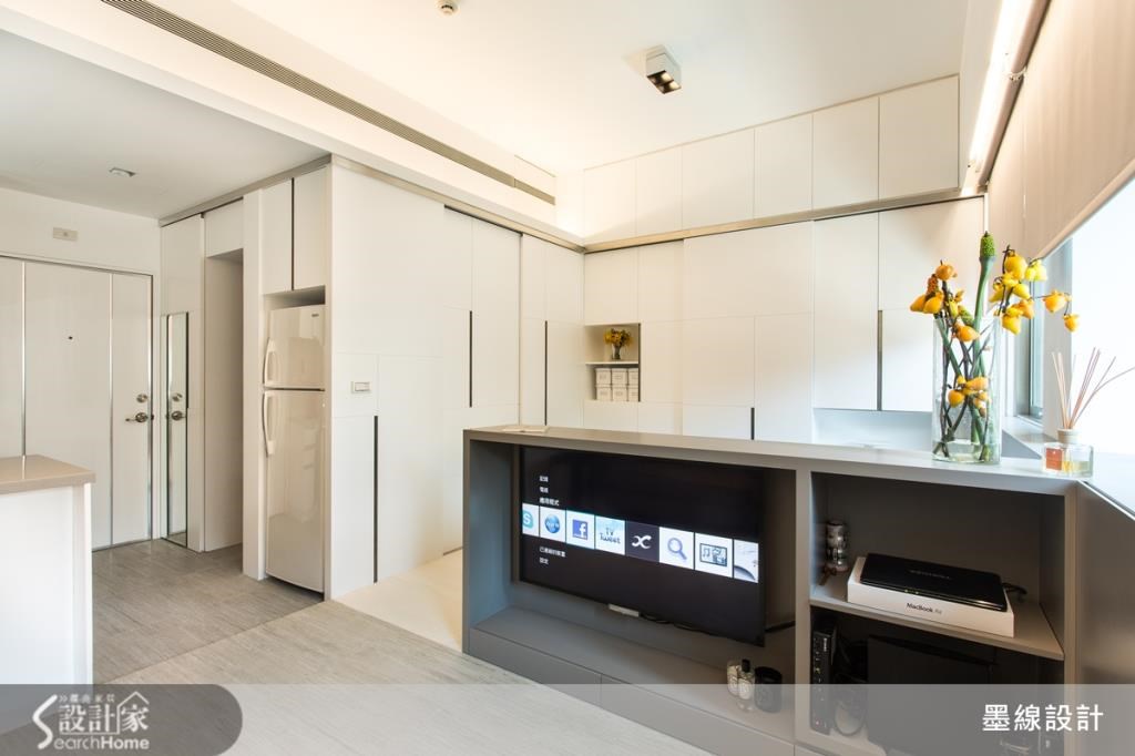 由於屋案本身有著格局方正的優勢條件,設計師以開放式手法規劃全體格局,讓視野通透寬敞。 由於屋案本身有著格局方正的優勢條件,設計師以開放式手法規劃全體格局,讓視野通透寬敞。