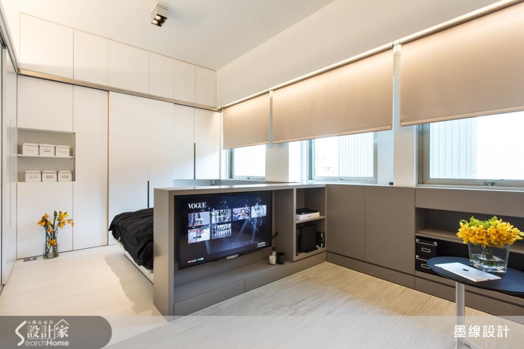 客廳區與臥室區之間以電視櫃作為區隔,此外也藉由地坪材質來區分空間。 客廳區與臥室區之間以電視櫃作為區隔,此外也藉由地坪材質來區分空間。
