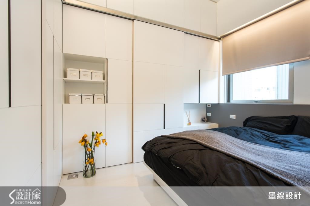 臥室區域安排了兼具功能性與美觀的複合式收納櫃、衣櫃,雖是小坪數,也有足夠的收納空間跟暗櫃可使用,白色的櫃體門片一推開原來是衣櫃藏在裡面,看似牆面又看似裝飾門片,原來玄機就在裡面! 臥室區域安排了兼具功能性與美觀的複合式收納櫃、衣櫃,雖是小坪數,也有足夠的收納空間跟暗櫃可使用,白色的櫃體門片一推開原來是衣櫃藏在裡面,看似牆面又看似裝飾門片,原來玄機就在裡面!