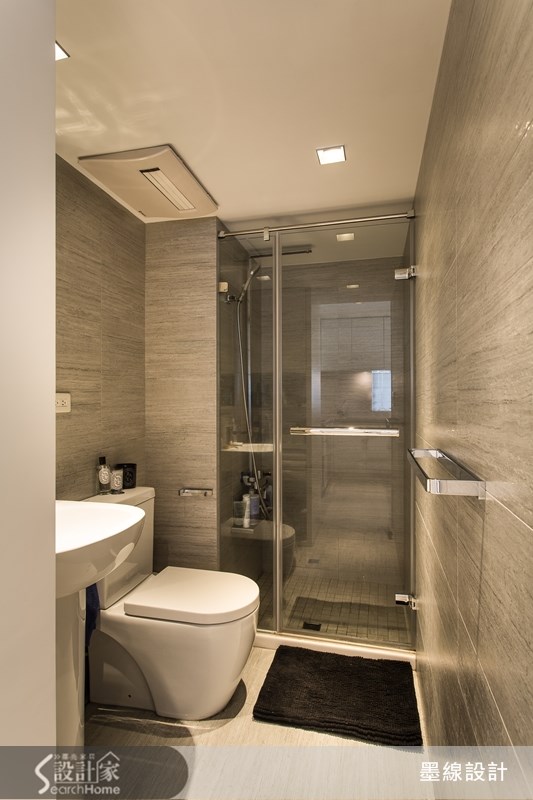進入衛浴空間時小編不禁驚呼:「這簡直飯店衛浴!」設計師運用質感佳的進口石材磁磚來打造衛浴空間,加上玻璃拉門來規劃乾濕分離的衛浴設計,讓 13 坪的小坪數居家也能擁有令人驚豔的飯店級衛浴空間。工作一整天,能夠在這麼棒的衛浴裡充分洗去疲勞,就是現代人最奢侈的願望啊~ 進入衛浴空間時小編不禁驚呼:「這簡直飯店衛浴!」設計師運用質感佳的進口石材磁磚來打造衛浴空間,加上玻璃拉門來規劃乾濕分離的衛浴設計,讓 13 坪的小坪數居家也能擁有令人驚豔的飯店級衛浴空間。工作一整天,能夠在這麼棒的衛浴裡充分洗去疲勞,就是現代人最奢侈的願望啊~
