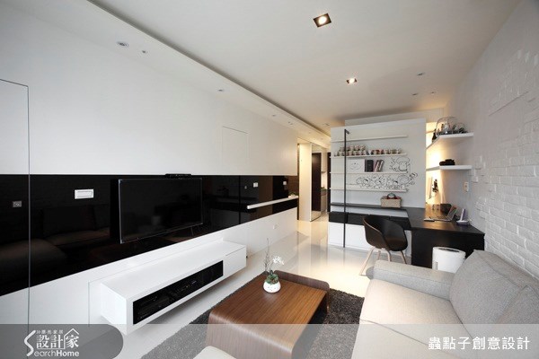 點上一盞光源，房間如同一個光盒一般透出淡淡的光線。