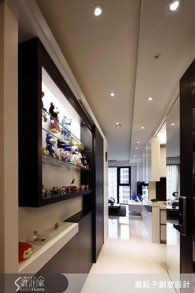 入口的展示櫃不僅有展示公仔的功用，也是房間的隔間牆，這在小坪數的空間設計上特別重要。