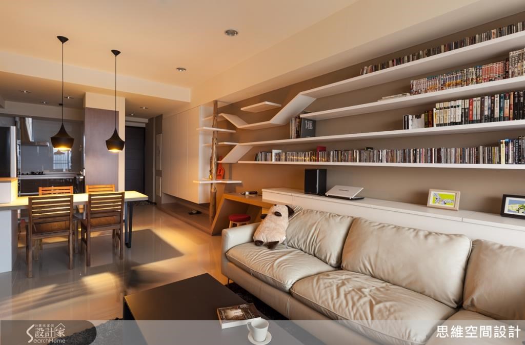 不規則的拆板書牆，簡約俐落的線條，讓空間別具創意，除了可以擺放屋主的收藏品和書籍外，高低的落差也是心愛毛小孩的遊戲場所。