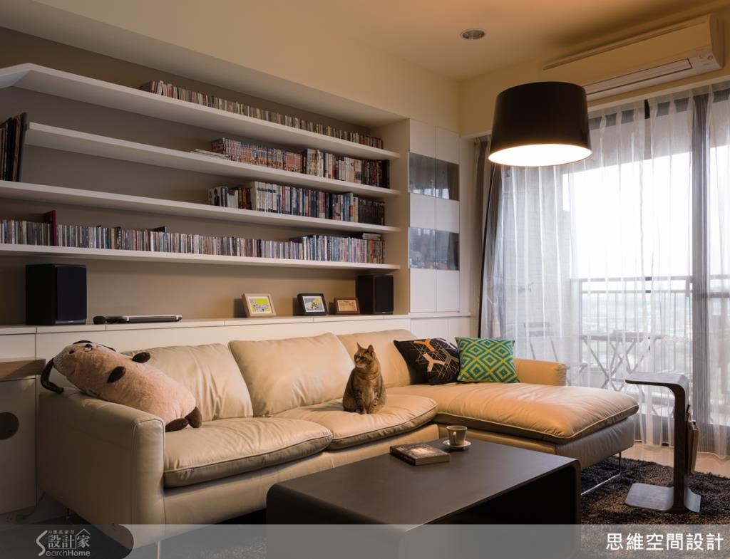 運用簡單時尚的單品，提升空間質感，淺色沙發上的鮮豔抱枕，色調的搭配讓空間更顯活潑。