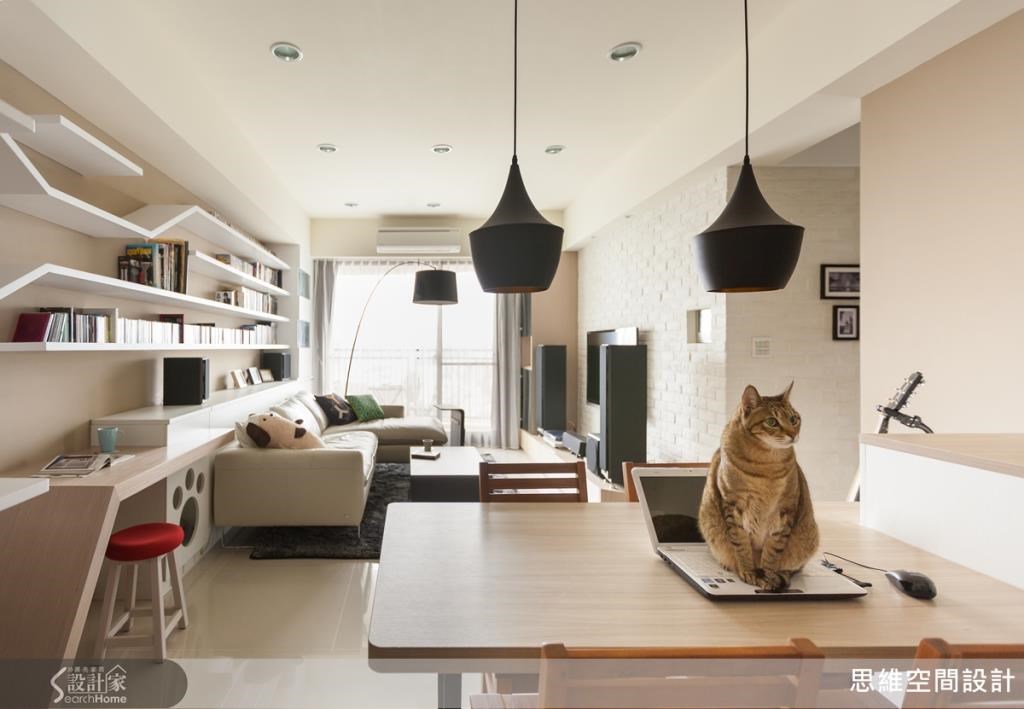 開放式的餐廳，木製桌椅和黑色造型燈具，打造無壓放鬆的用餐空間。