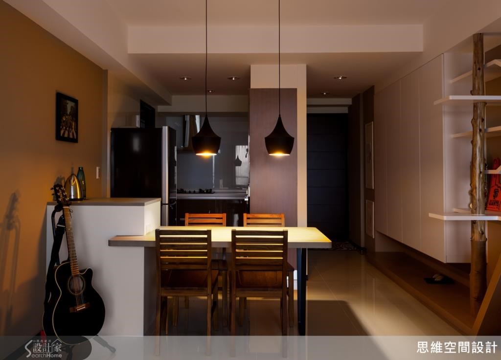 鮮豔的黃色牆面讓白色空間不單調，也增添幾分活力感。