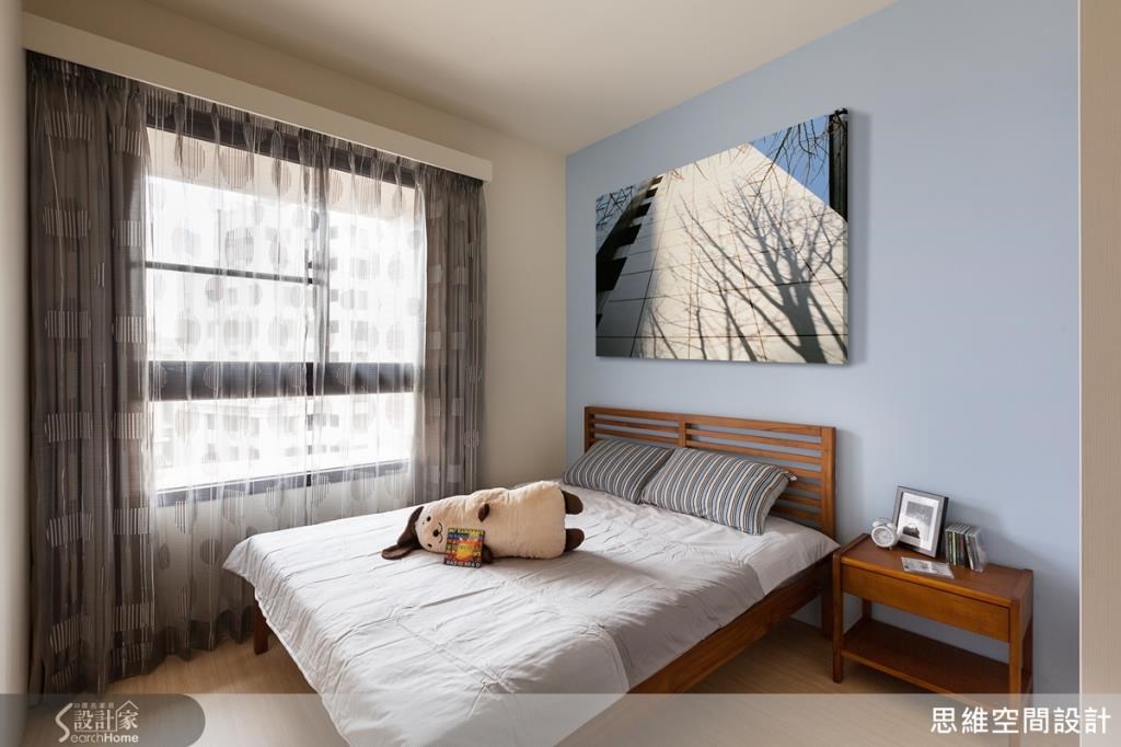 牆面的跳色處理，讓簡約清爽的臥房更顯溫馨舒適。
