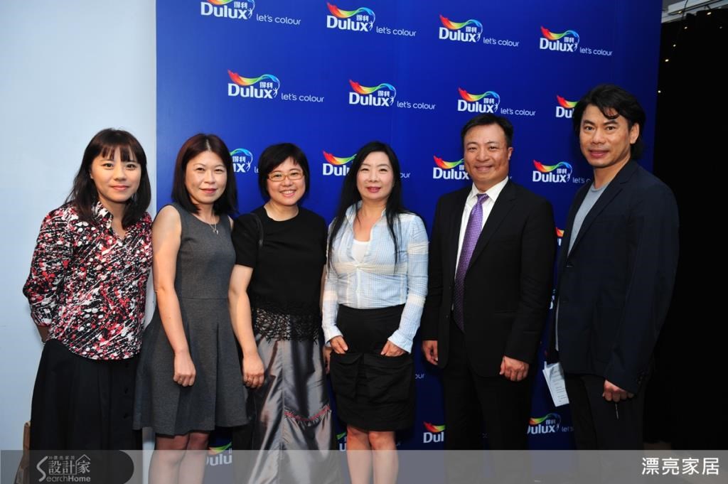 (左起至右) 得利塗料資深行銷總監吳心蓮、漂亮家居雜誌總編輯張麗寶、中華民國流行顏色協會秘書長陳卓雲、VVG好樣集團執行長汪麗琴、得利塗料總經理王榆樑，以及中華民國室內設計協會理事長王玉麟。