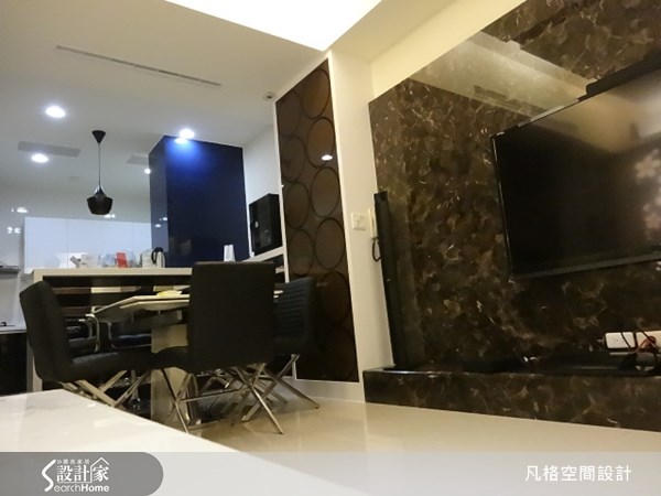 選用大理石作為電視背牆，讓簡約的客廳空間，流露出大器的奢華氣息。