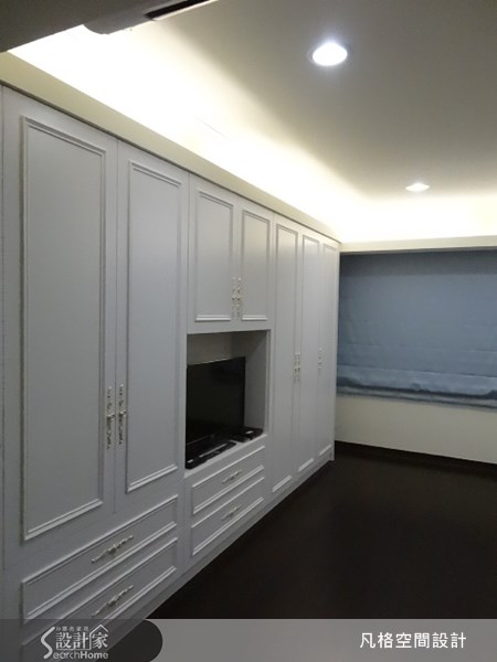 採用帶有古典風的線板，來設計住臥空間的收納櫃體，使空間顯露出柔美的典雅氣息。