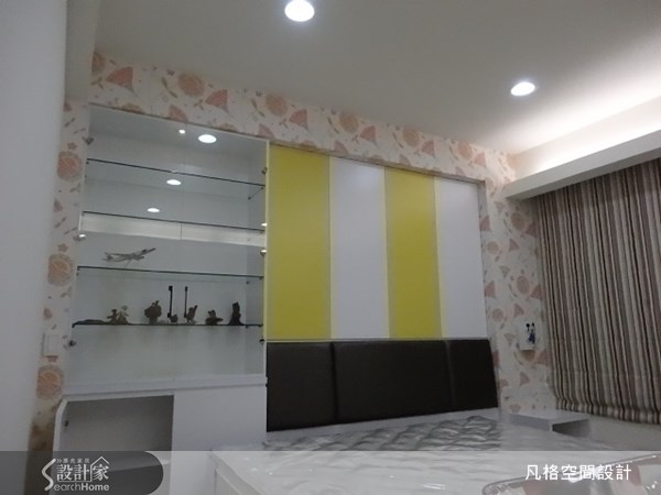 選擇花紋壁紙與色彩相互混搭，使小孩房也能展現出活潑有朝氣的氣息，利用玻璃櫃體，讓小孩可以擺放模型玩具，靠牆設計的櫃體，更讓收納空間顯得滴水不漏。