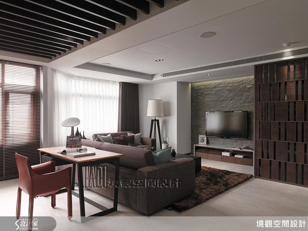 捲簾、格柵天花的線條有放大書房的效果,收納櫃木紋也呼應橫向線條,相得益彰。 捲簾、格柵天花的線條有放大書房的效果,收納櫃木紋也呼應橫向線條,相得益彰。