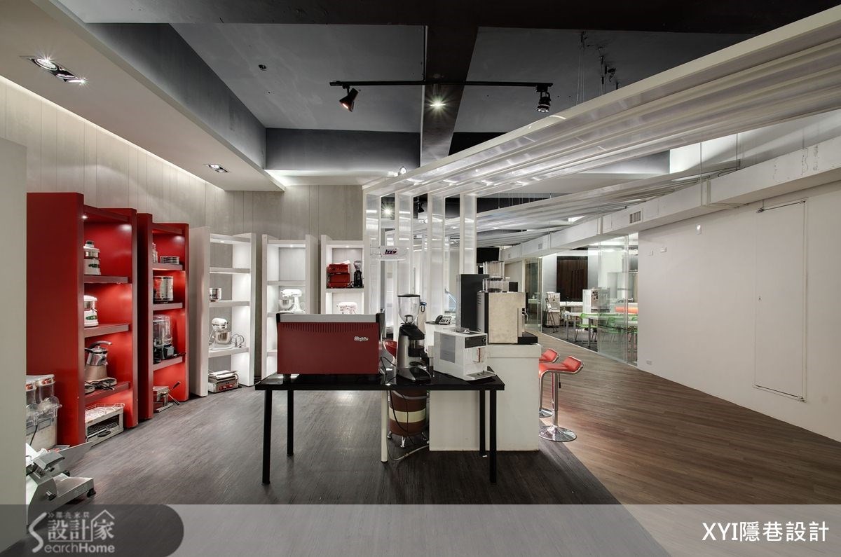 本案是位於台北市南港區的商業空間。設計師表示,第一