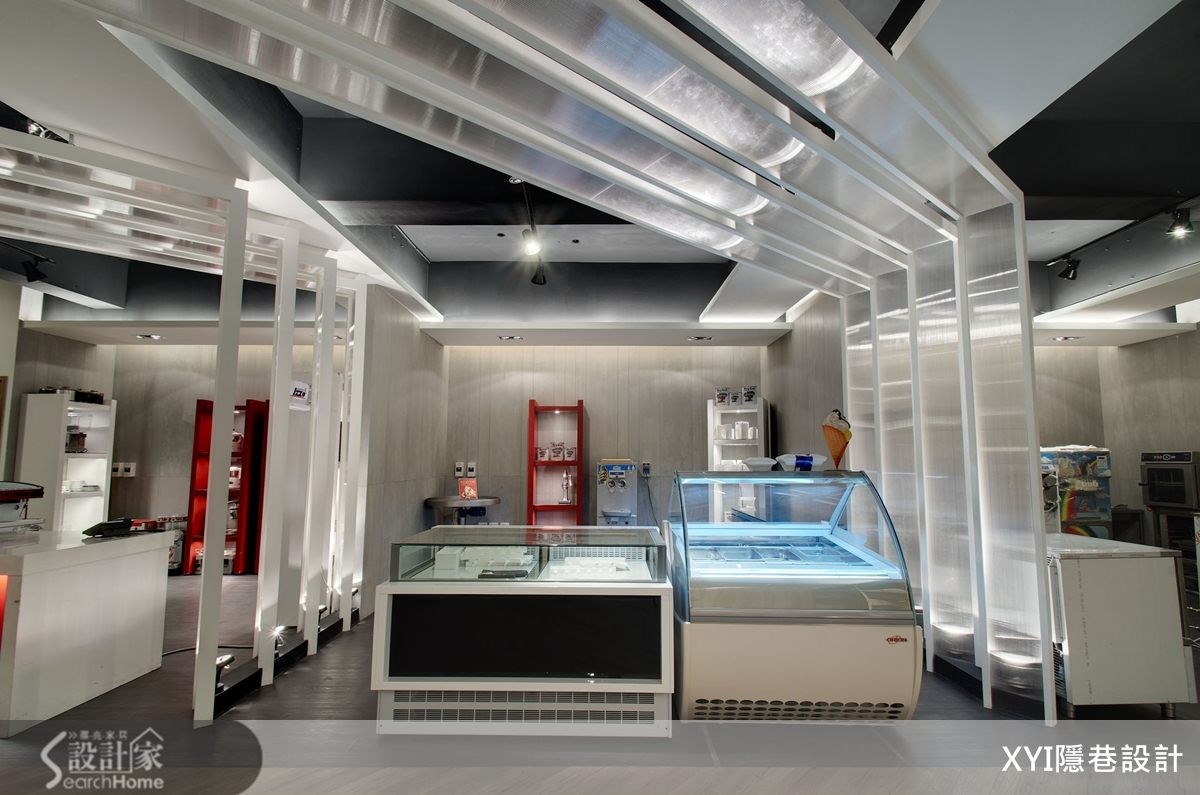 本案是位於台北市南港區的商業空間。設計師表示,第一