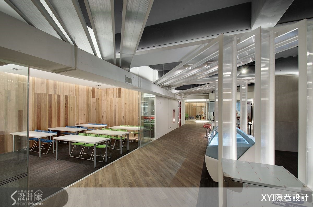 本案是位於台北市南港區的商業空間。設計師表示,第一