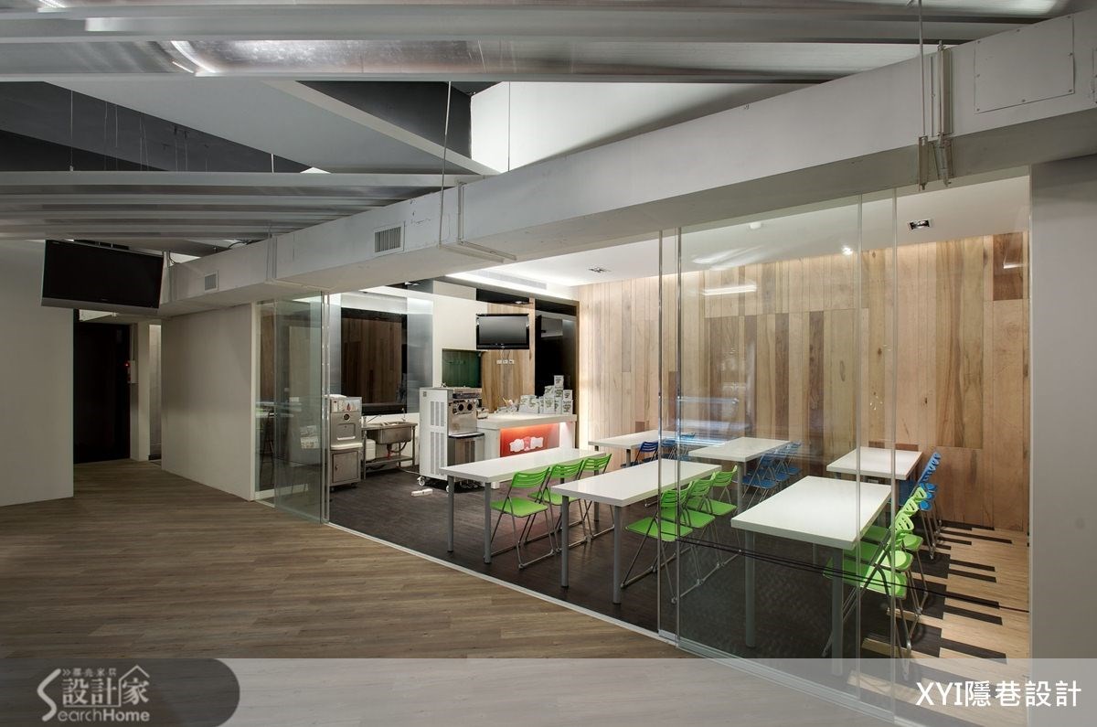 本案是位於台北市南港區的商業空間。設計師表示,第一