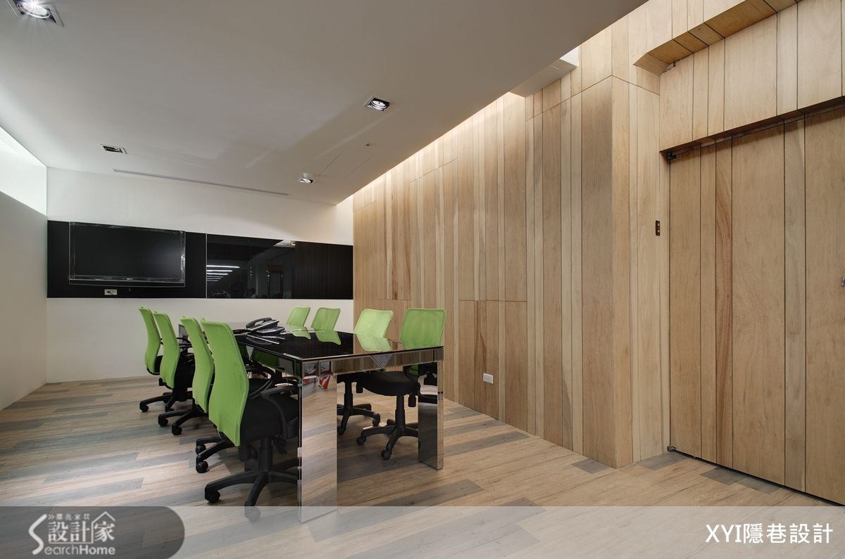 本案是位於台北市南港區的商業空間。設計師表示,第一