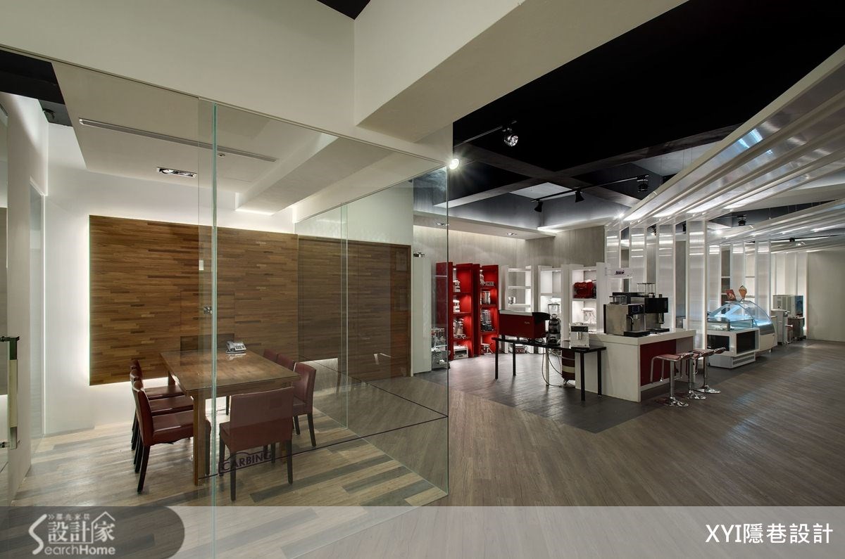 本案是位於台北市南港區的商業空間。設計師表示,第一