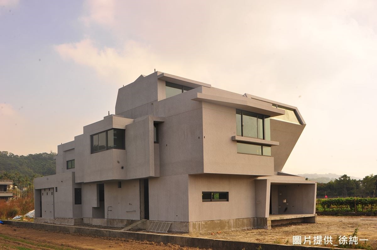 坐落苗栗的獨棟建築,順應地勢與東北季風的條件選擇坐東朝西的方位,外牆以白色抿石子打造,別具風格。 坐落苗栗的獨棟建築,順應地勢與東北季風的條件選擇坐東朝西的方位,外牆以白色抿石子打造,別具風格。