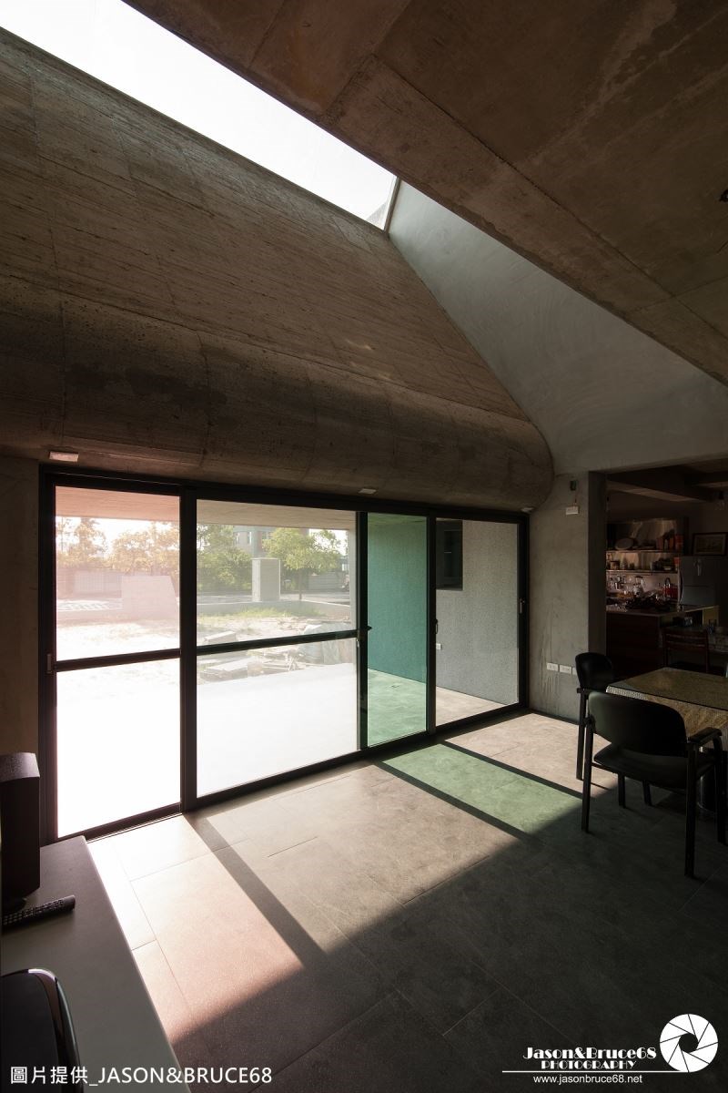 因屋宅有西曬問題,所以把屋宅前方屋簷降低,產生室內陰涼感,創造室內靜謐的生活感受。 因屋宅有西曬問題,所以把屋宅前方屋簷降低,產生室內陰涼感,創造室內靜謐的生活感受。