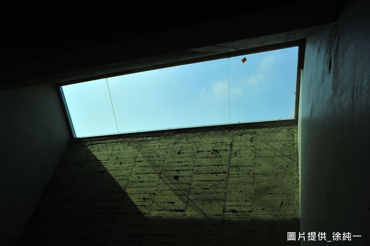 屋簷太低會有壓迫感,故建造厚達 30 公分的斜面牆,同時開了天窗,迎入天景與採光,創造豁然開朗的空間感,將難得的藍色天空納入生活景色之中。 屋簷太低會有壓迫感,故建造厚達 30 公分的斜面牆,同時開了天窗,迎入天景與採光,創造豁然開朗的空間感,將難得的藍色天空納入生活景色之中。
