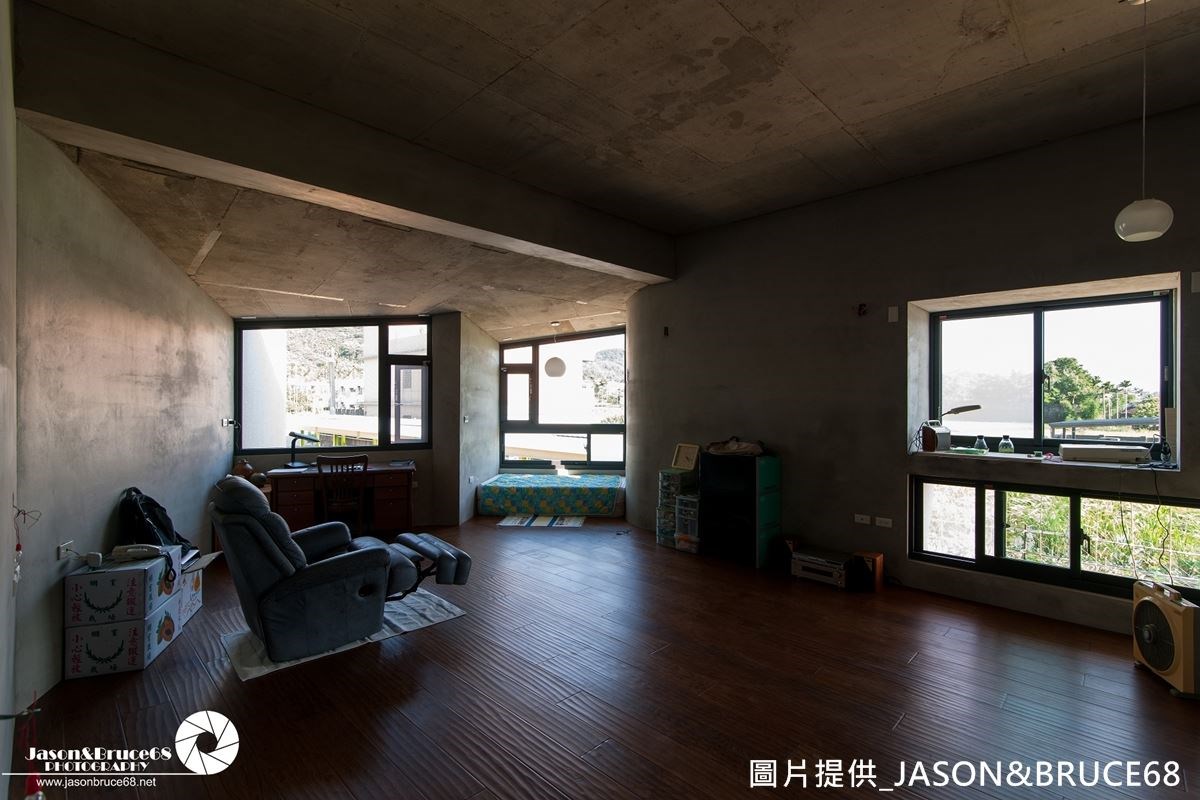 走上 2 樓,可來到聯繫家人情感的小起居室,採用扇形房型、多角度的開窗設計,讓居住者可飽覽山嵐田景。 走上 2 樓,可來到聯繫家人情感的小起居室,採用扇形房型、多角度的開窗設計,讓居住者可飽覽山嵐田景。