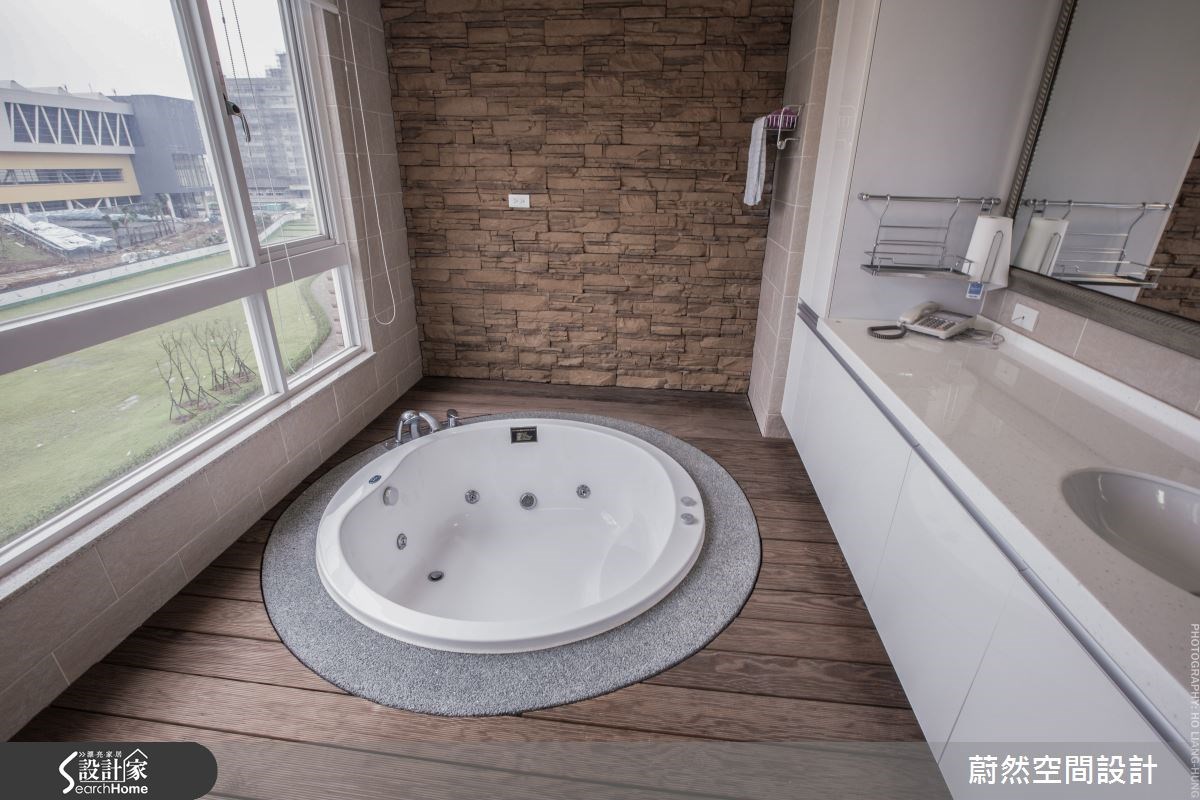 這間位於新北市淡水的 83 坪大宅空間，整體風格以東方